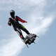 Ilustración para el artículo titulado El inventor Franky Zapata logra cruzar el canal de la Mancha en su Flyboard tras un segundo intento